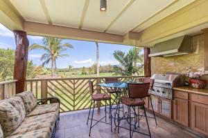 een keuken met een bank en een tafel op een balkon bij G22 Waikoloa Beach Villas in Waikoloa