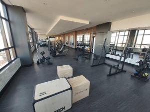 an empty gym with boxes in a room with windows at ID905B No melhor empreendimento de GYN in Goiânia
