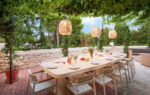 un tavolo e delle sedie seduti su un patio di Pet Friendly Home In Supetar With House Sea View a Supetar (San Pietro di Brazza)