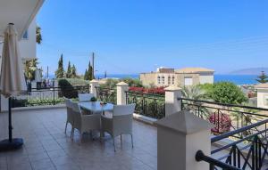 a balcony with a table and chairs and the ocean at Gorgeous Home In Neo Chorio With Wifi in Neo Chorio