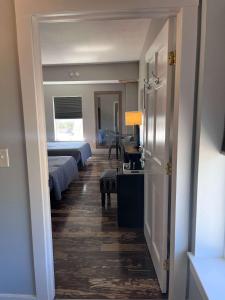una camera d'albergo con due letti e un corridoio di Boutique Hotel Room 9 a Northport