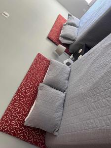 una camera con letto e cuscini sopra di Boutique Hotel Room 9 a Northport