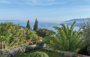 ogród z widokiem na ocean w obiekcie Beautiful Studio In Rabac w Rabacu +11 zdjęć