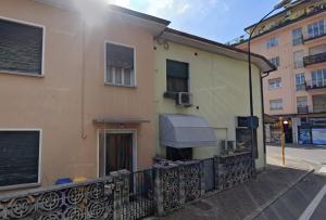 un edificio con una griglia sul lato di Treviso City Center BnB - Comodo per Stazione e Centro Città a Treviso
