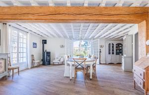 a dining room with a table and chairs at 5 Bedroom Cozy Home In Laurens in Laurens