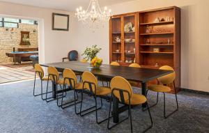 una sala da pranzo con tavolo e sedie neri di Pet Friendly Home In Supetar With House Sea View a Supetar (San Pietro di Brazza)