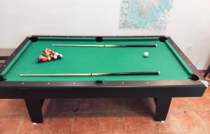 Biliár nebo kulečník v ubytování Pet Friendly Home In Bonasini