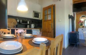 Kuchyň nebo kuchyňský kout v ubytování Nice Apartment In Bobolin With Wifi