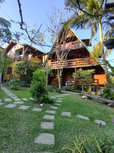 a house with a garden in front of it at Recanto Suíço in Lumiar