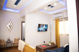 a living room with a blue ceiling at Résidence Le Sommet - Studio Ndop VIP in Douala