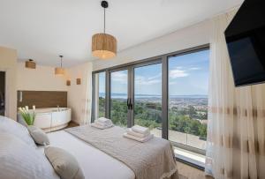 Postel nebo postele na pokoji v ubytování Villa Rivendell Excelsior - Casino, Cinema, Tennis + 51 fotografií