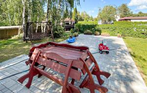 Κήπος έξω από το 2 Bedroom Gorgeous Apartment In Bobolin +6 φωτογραφίες