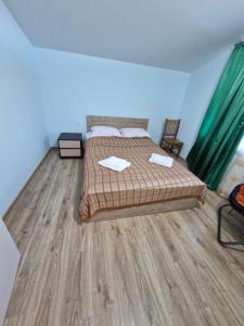 Postel nebo postele na pokoji v ubytování Ananuri veranda- hotel guest house