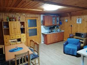 a living room with a kitchen and a table and chairs at Chata TATRY, in Vyšné Hágy