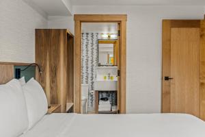 Hotel Canoe and Suites客房内的一张或多张床位