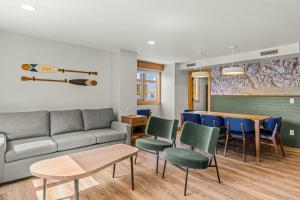 Hotel Canoe and Suites的休息区