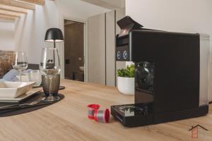ムッジャにあるCALLE DE BERNARDIS 1 l BB APARTMENTS TRIESTEの木製テーブルの上に電子レンジ