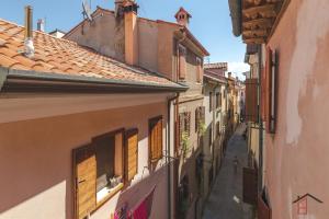 ムッジャにあるCALLE DE BERNARDIS 1 l BB APARTMENTS TRIESTEの旧市街の路地 +10枚の写真