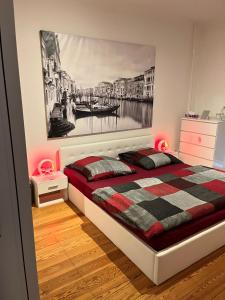 Postel nebo postele na pokoji v ubytování Doppelzimmer mit Terrasse in privatem Zuhause