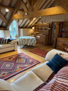 una sala de estar con un sofá y una mesa en The Oak Room, Oxfordshire, en Weston on the Green