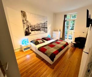 Postel nebo postele na pokoji v ubytování Doppelzimmer mit Terrasse in privatem Zuhause + 19 fotografií