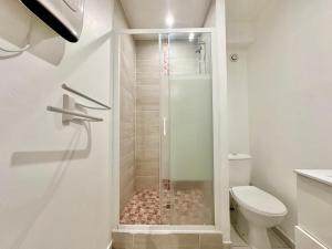 ein Badezimmer mit Dusche und Toilette in der Unterkunft Le Guillaumin, convivial et zen in Limoges