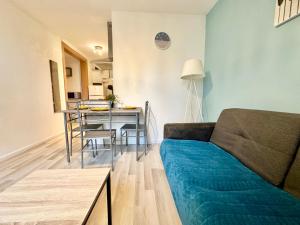 ein Wohnzimmer mit Sofa und Tisch in der Unterkunft Le Guillaumin, convivial et zen in Limoges