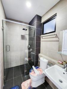 Koupelna v ubytování Skyline Serenity Nr Legoland - 3BR3B - by Cowidea