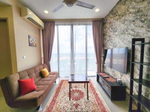 TV a/nebo společenská místnost v ubytování Skyline Serenity Nr Legoland - 3BR3B - by Cowidea