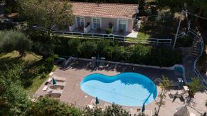 Bazén v ubytování UNICO Cannamele Escape Tropea by Life Resorts nebo v jeho okolí