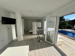 a living room with a tv and a pool at Estudio nuevo zen in Calafell