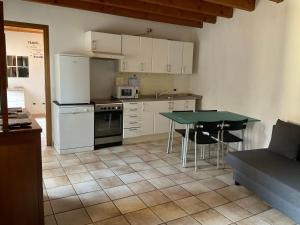 A kitchen or kitchenette at PudApartment Holiday Home
