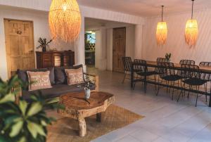 Posezení v ubytování Cuatro Vientos Lodge & Apartments - Mal País, Costa Rica + 37 fotografií