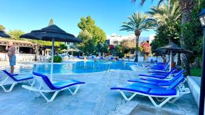 Bazén v ubytování Paphos gardens studio suite nebo v jeho okolí