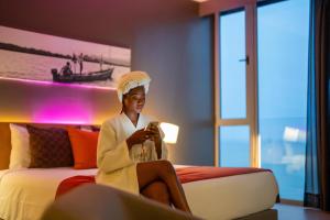 Postel nebo postele na pokoji v ubytování Noom Hotel Conakry