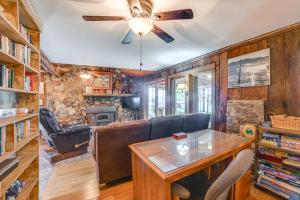 FaxonLakefront New Concord Paradise with Screened Porch!的带吊扇和桌子的客厅