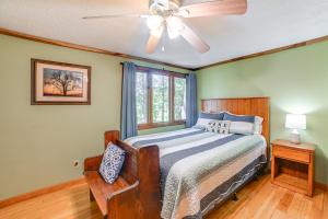 Lakefront New Concord Paradise with Screened Porch!客房内的一张或多张床位