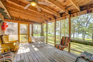 FaxonLakefront New Concord Paradise with Screened Porch!的门廊上设有桌椅,