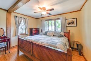 Lakefront New Concord Paradise with Screened Porch!客房内的一张或多张床位