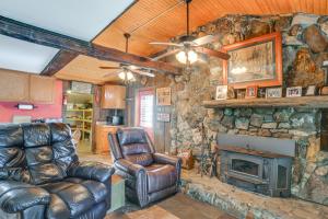 Lakefront New Concord Paradise with Screened Porch!的休息区