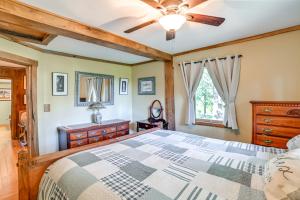 Lakefront New Concord Paradise with Screened Porch!客房内的一张或多张床位