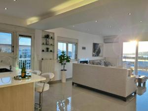 Kuchyň nebo kuchyňský kout v ubytování Athens Panoramic Penthouse