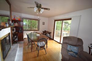 een woonkamer met een tafel en een bank bij East Beach Retreat in Omena