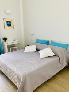 Un dormitorio con una cama grande con dos almohadas encima. en Casa Semplice, en Taranto