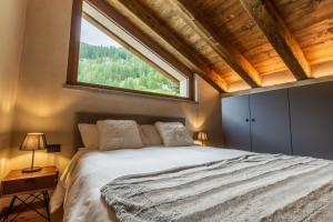Postel nebo postele na pokoji v ubytování HelloCHALET Valtournenche - Chalet Pessey - Entire Alpine Chalet 400m from Ski Lifts with Garden & Mountain View + 65 fotografií