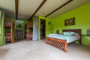 Una cama o camas en una habitación de Cabanas Los Colibris Hotel Ecolodge