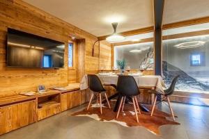 TV a/nebo společenská místnost v ubytování HelloCHALET Valtournenche - Chalet Pessey - Entire Alpine Chalet 400m from Ski Lifts with Garden & Mountain View