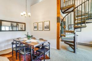 クレスティド・ビュートにあるWalk to Lift Mtn-View Crested Butte Condo with Loftのダイニングルーム(テーブル、椅子、階段付)