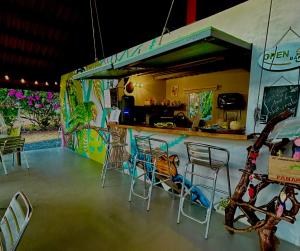 Un restaurante u otro lugar para comer en Cabanas Los Colibris Hotel Ecolodge