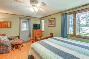 FaxonLakefront New Concord Paradise with Screened Porch!的带床和吊扇的卧室